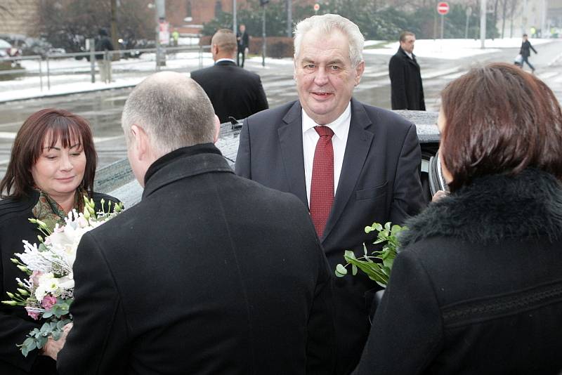 Prezidenta Miloše Zemana uvedl do budovy krajského úřadu jihomoravský hejtman Michal Hašek.