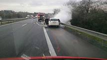 Řidič, který vyrazil v úterý ráno směrem na Kroměříž, skončil pouze za Brnem. Na dvě stě šestém kilometru dánice D1 jeho auto začalo hořet. Oheň celé vozidlo zničil. Příčinou byla technická porucha na autě.
