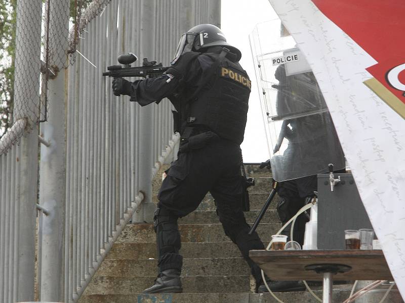 Domácí zápas Zbrojovky s Baníkem se neobešel bez výtržností fanoušků. Policisté zasáhli.