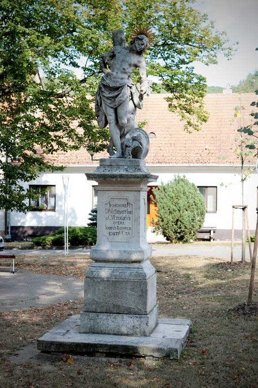 Oba přejezdy se rozhodla Správa železniční a dopravní cesty zmodernizovat a zvýšit tím jejich bezpečnost. Omezení spojená s opravami potrvají stejně jako rekonstrukce do konce měsíce.