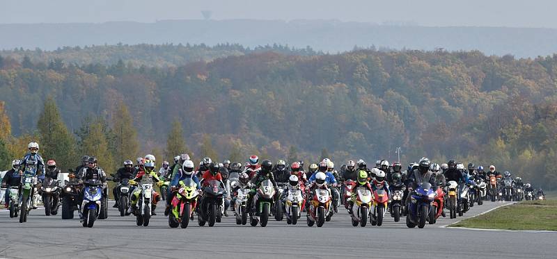 Fanoušci motorsportu v pátek po poledni již popáté uctili tragicky zesnulého italského závodníka Marca Simoncelliho. Na dráhu brněnského Masarykova okruhu vyjely stovky motorek různých značek, typů i stáří.