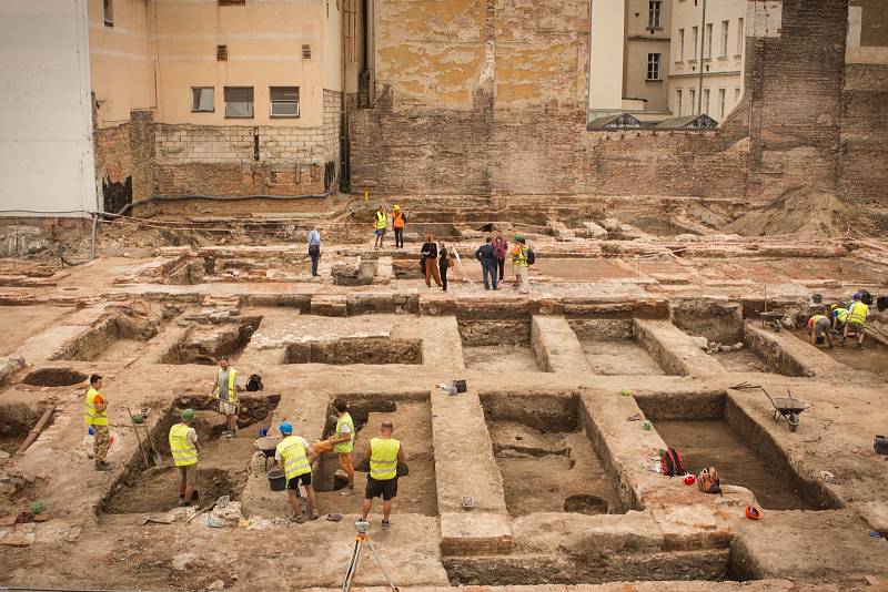 Archeologické vykopávky na parkovišti za besedním domem. Má zde být postaveno Janáčkovo kulturní centrum.