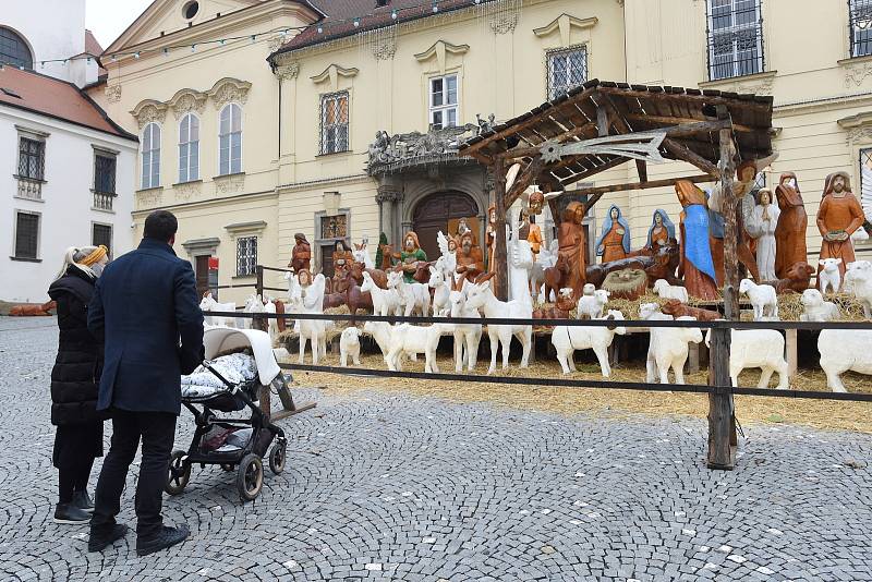 Dřevěný betlém na brněnském Dominikánském náměstí.