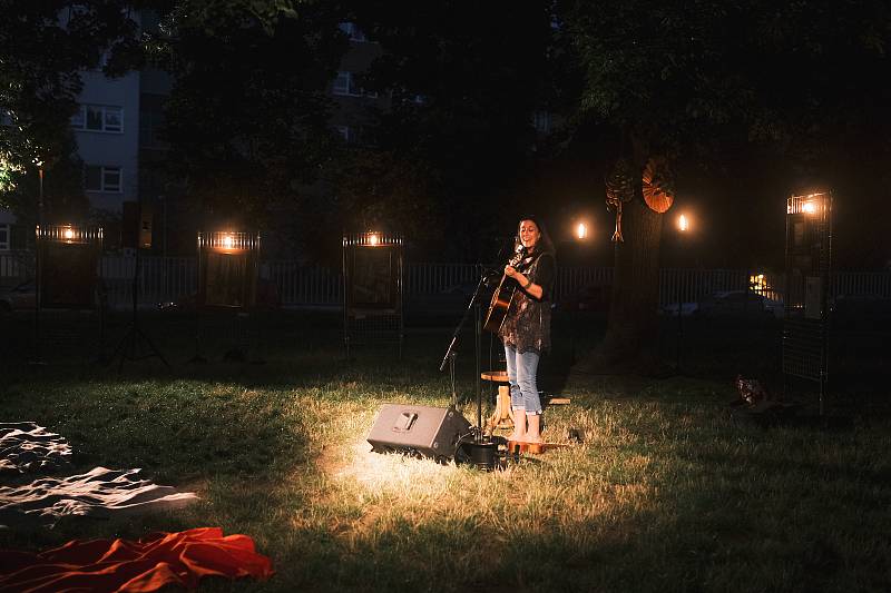 Multižánrový festival Na prknech, dlažbě i trávě nabídl pestrý program i v loňském roce.