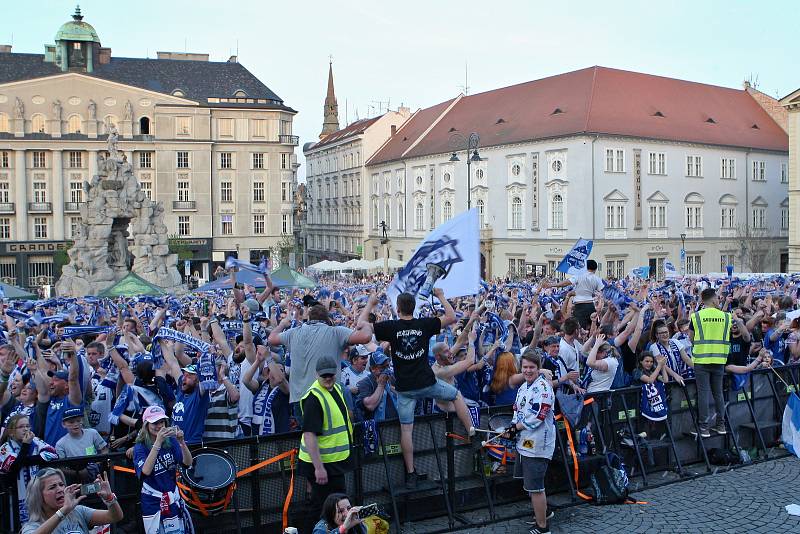 Mistři, mistři! Ozývalo se z brněnského Zelného trhu. Fanoušci tam neúnavně fandili vítězné Kometě.