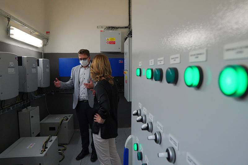 Pilotní projekt moderní kotelny s fotovoltaikou dokončili v brněnské Slatině. Teplárny Brno připravují solární panely na střechách dalších kotelen a stanic, zelená energie nakonec může zásobovat až 119 zdrojů městské společnosti.