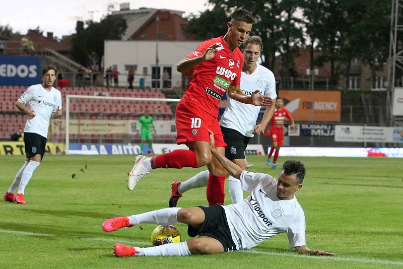 Domácí FC Zbrojovka Brno v červeném proti AC Sparta Praha.