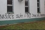 Neznámý vandal napsal na mešitu výhrůžný nápis.