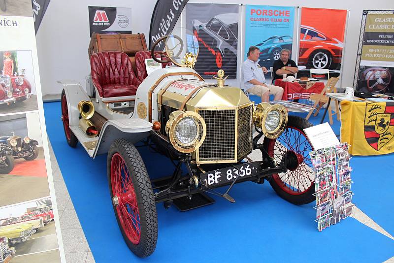 Lidé se v sobotu kochali na brněnském výstavišti automobilovými i motocyklovými veterány. Konal se tam festival Brno Revival 2019.