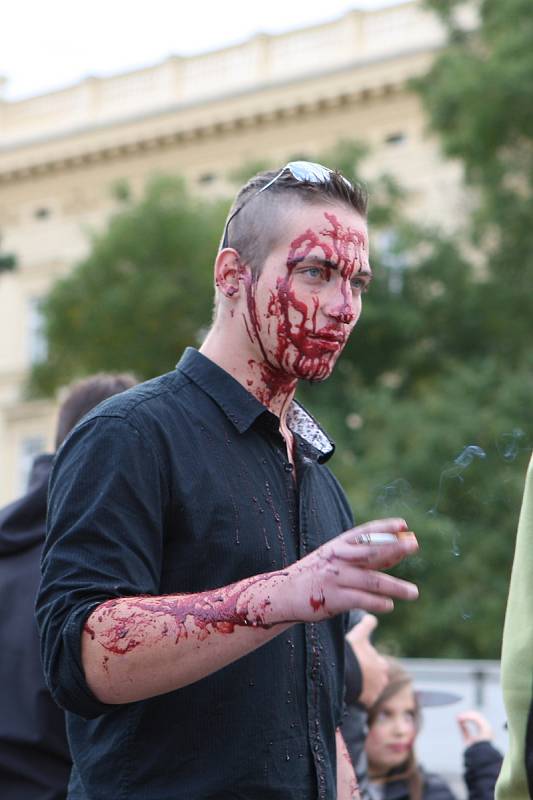 Na Moravském náměstí v Brně se střetly dva tábory lidí. Zombie a přeživší.