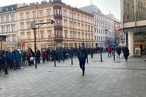 Dlouhá fronta lidí čekala ve středu ráno před budovou České národní banky v Brně.