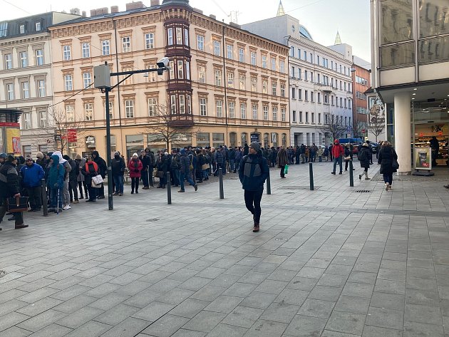 Obří fronta v centru Brna: lidé čekají v mrazu na výměnu výroční tisícikoruny