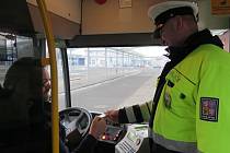 Usedli za volant, nastartovali autobusy a začali nabírat cestující. Šesti řidičům autobusů v Jihomoravském kraji v pondělí nevadilo, že byli opilí, do práce vyrazili i navzdory tomu. Policisté se na ně zaměřili při rozsáhlé akci.