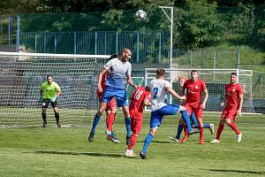 Fotbalisté Kuřimi (v modrobílém) sehráli s Bystrcí dramatický zápas, ve kterém diváci viděli po jednom gólu i červené kartě na každé straně.