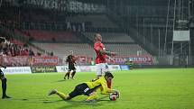 Brněnští fotbalisté (v červeném) porazili na domácím hřišti Viktorii Žižkov 2:1.