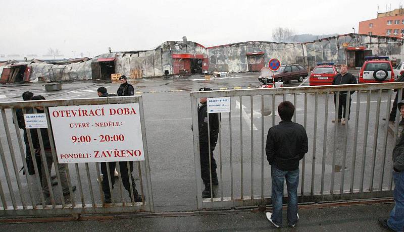 Na tržnici v Olomoucké ulici začalo vyšetřování požáru.