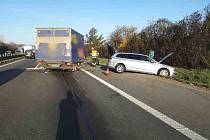 Zásah hasičů po nehodě na 193. kilometru D1 ve směru na Prahu.