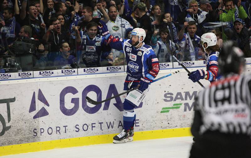 Extraligoví hokejisté PSG Berani Zlín (ve žlutém) v dohrávce 47. kola hostili brněnskou Kometu.