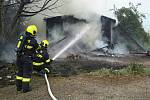 Hasiči v neděli zasahovali u požáru dřevěné chatky ve Starém Lískovci.