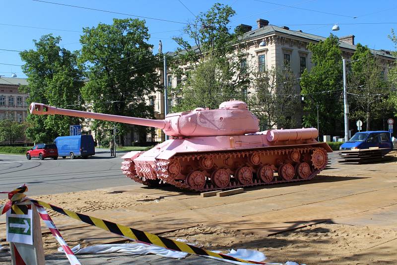 Růžový tank výtvarníka Davida Černého v Brně. Technici jej postavili před Červený kostel na Komenského náměstí. Tank je součástí výstavy Moravské galerie Kmeny 90.