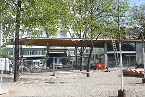 Budování nové kavárny na Moravském náměstí v Brně.