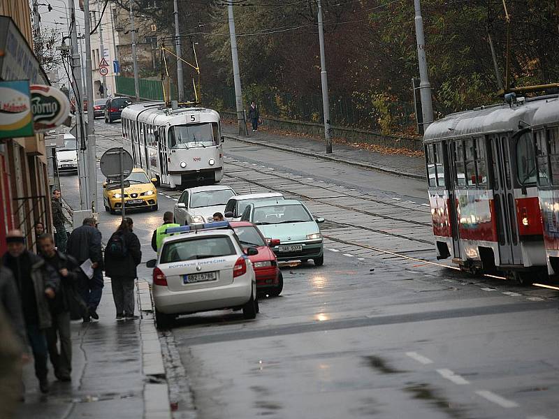 V ulici Milady Horákové v Brně se v pátek ráno srazilo auto s tramvají.