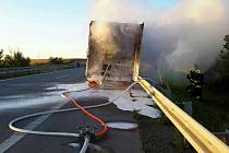 Hasiči likvidují požár návěsu kamionu na dálnici D2 směr Břeclav.