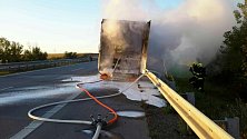 Hasiči likvidují požár návěsu kamionu na dálnici D2 směr Břeclav.