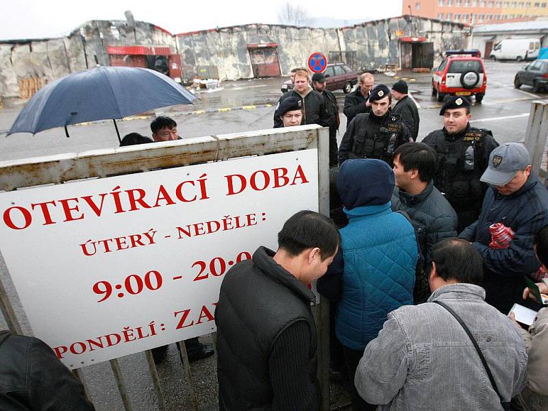 Na tržnici v Olomoucké ulici začalo vyšetřování požáru.