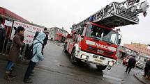 Na tržnici v Olomoucké ulici začalo vyšetřování požáru.