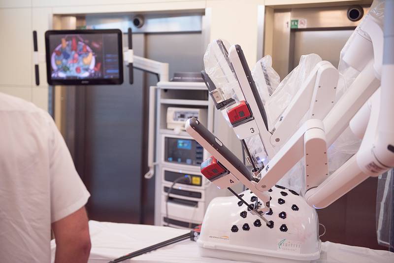 Operační robot stál více než 60 milionů korun. Chirurgové mohou operovat nádory v Brně, nemusí i s pacienty dojíždět šedestá kilometrů do nemocice v Mostišti. Lékaři by s jeho pomocí mohli ročně provést zhruba 200 až 300 operací. Robot má čtyři ramena, z 