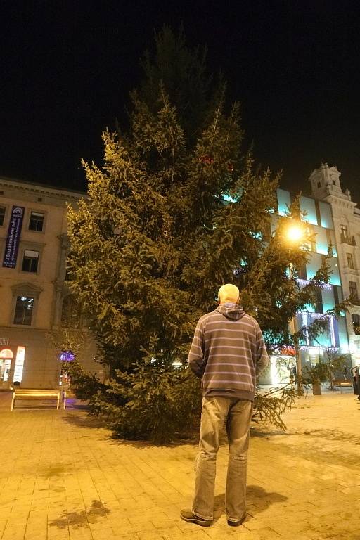 Od úterního večera stojí na náměstí Svobody letošní vánoční strom. Na rozsvícení si ještě Brňané pár dní počkají.