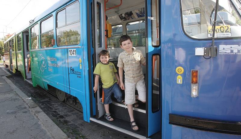 Pokřtěná tramvaj  nese logo brněnské hvězdárny a planetária, které má podpořit.