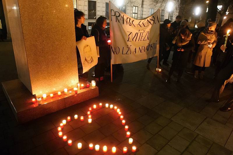 Prvního českého prezidenta lidé uctili na průvodu svíčkami.