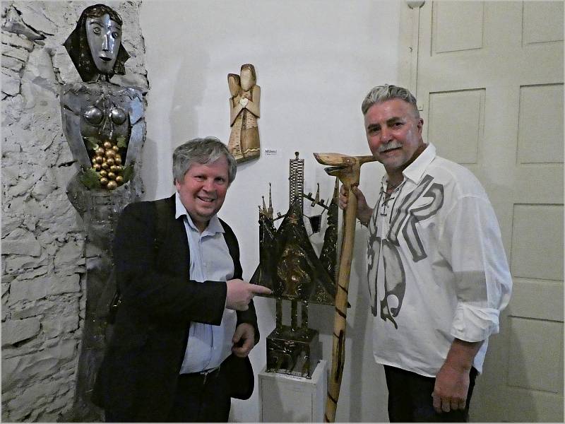 Břeclavský sochař František Varga vystavuje v Galeri U Zlatého kohouta v Praze.