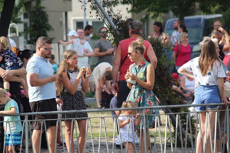 Tisíce lidí si v sobotu odpoledne přišlo vychutnat rekonstrukci bitvy o Brno. Vojska generála Torstensona obléhala Kraví horu.