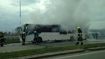 Uzavřená silnice a hořící autobus. Takový pohled se naskytl Brňanům ve čtvrtek krátce po druhé hodině odpoledne.