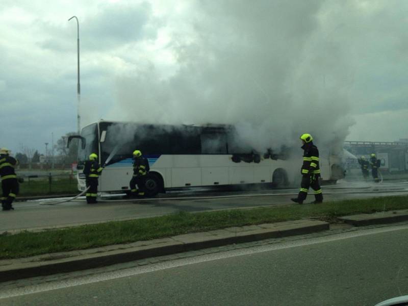 Uzavřená silnice a hořící autobus. Takový pohled se naskytl Brňanům ve čtvrtek krátce po druhé hodině odpoledne.