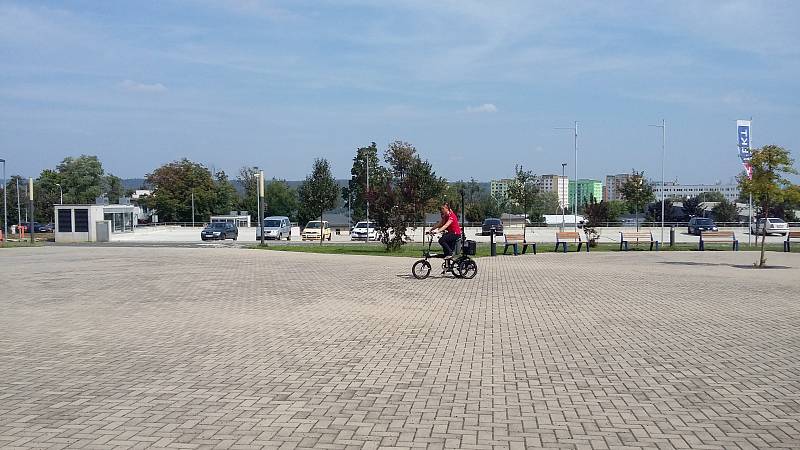 Vozítko, které pomůže vozíčkářům a nevidomým, ve středu poprvé vyjelo před budovu fakulty elektrotechniky Vysokého učení technického.