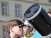 Ve Znojmě se sešli lidé na Masarykově náměstí, kde spolu s astronomy sledovali částečné zatmění Slunce.