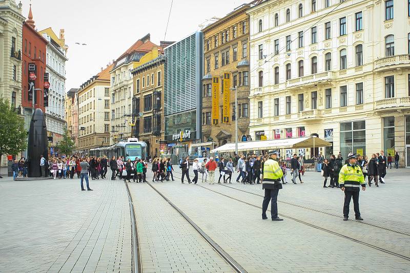 Největší gymnaziální sbor na světě zakončil společným koncertem na brněnském náměstí Svobody letošní přehlídku Gymnasia Cantant.