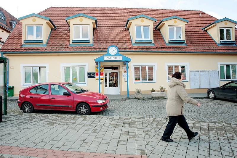 O radnici bojuje městská část v Chrlicích. Dům si totiž nárokuje také Biskupství brněnské. O majiteli proto rozhodne soud. Vedení městské části uvažuje rovněž o stavbě nového úřadu.