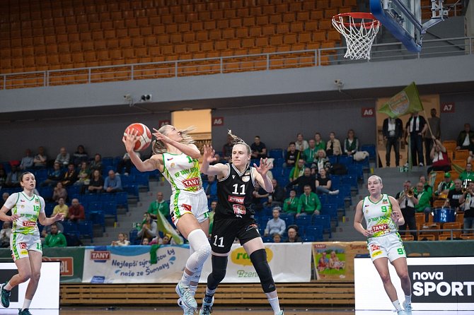 Basketbalistky KP TANY Brno (v bílozelených dresech) vyhrály první duel série o bronz s Hradcem Králové.