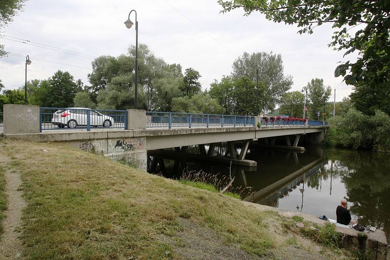 Jundrovský most vede přes řeku Svratku.