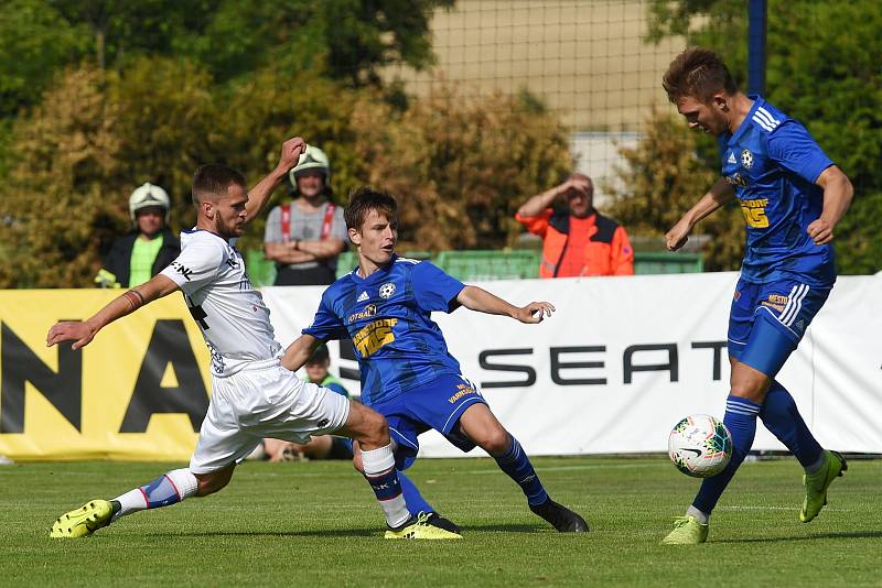 První kolo druhé ligy mezi domácí SK Líšeň (v bílém) a fotbalovým klubem z Varnsdorfu.