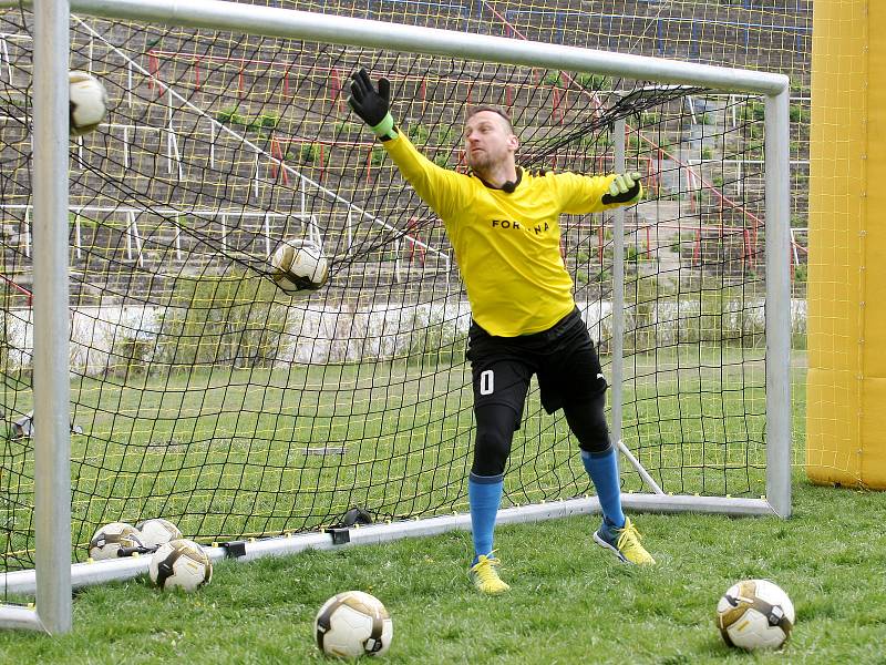 Fotbalové legendy brněnské Zbrojovky při natáčení klipu projektu PŘIHRAJ na stadionu za Lužánkami.