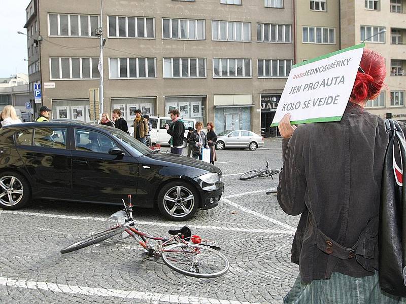 Kolo je také dopravní prostředek. Po generelu cyklistické dopravy se jezdit nedá. Pod zástavou těchto hesel se v úterý ráno sešla asi dvacítka cyklistů před brněnským magistrátem. 