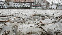 V Tišnově řeku Svratku ucpaly ledové kry. Na některých místech lidé nachystali zátarasy a pytle z písku.