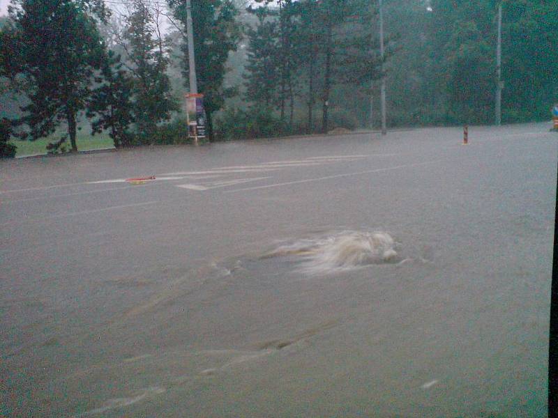 Zatopená brněnská ulice Drobného po středeční bouřce.