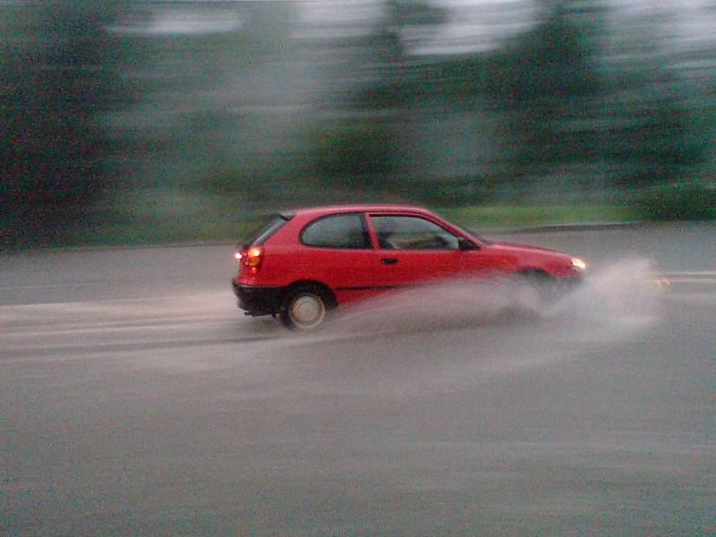 Zatopená brněnská ulice Drobného po středeční bouřce.